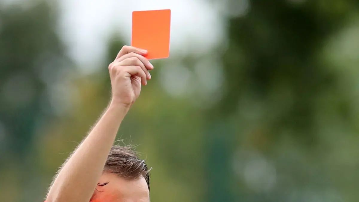Landespokal FSV Bernau — MSV Neuruppin: Bernau, 23.10.23, Landespokal FSV Bernau - MSV Neuruppin, Schiri Tobias Collin zückt Rot, Foto: Carola Voigt