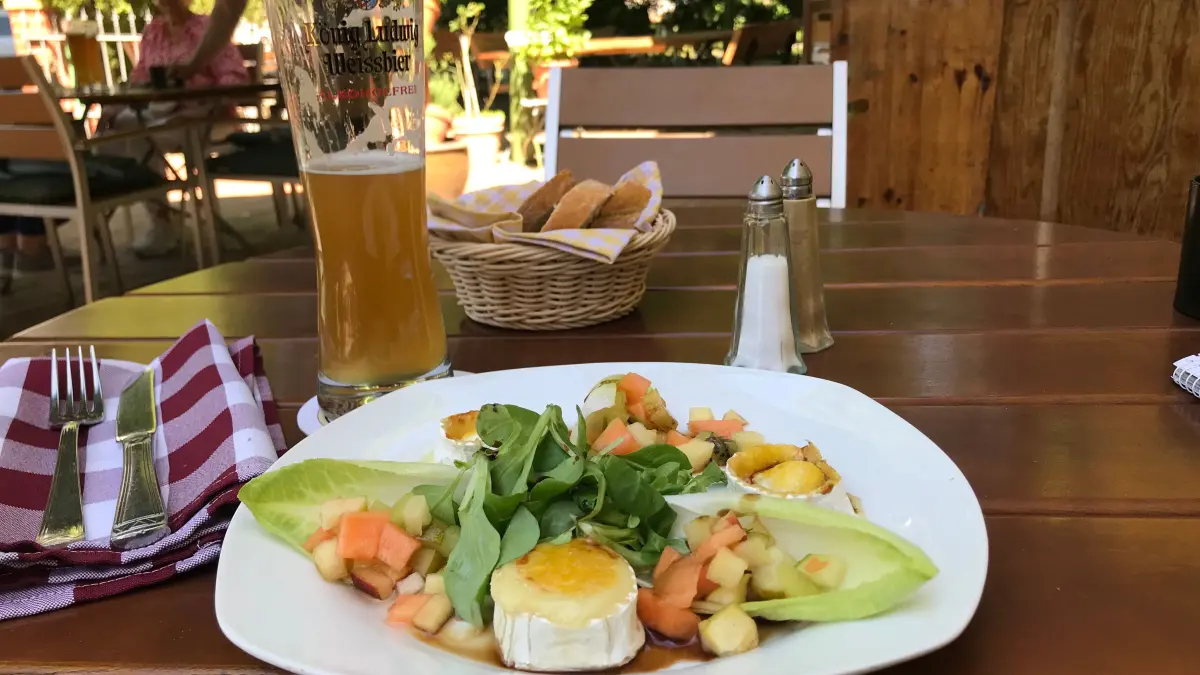 Warmer Ziegenkäse auf Salat im Biergarten - der Landgasthof Zur krummen Linde in Stolpe bei Berlin macht auch Vegetarier glücklich.