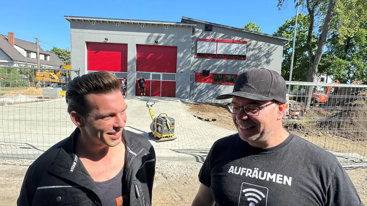 Gut gelaunt und voller Erwartung - Münchebergs Stadtwehrführer Thomas Stähr (li.)und der Ortswehrführer von Trebnitz, René Böhm, besuchen die Baustelle vom neuen Feuerwehrgerätehaus. Schon wenigen Tagen soll alles fertig sein und die feierliche Eröffnung stattfinden.