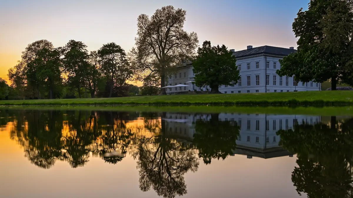 Sonnenuntergang am Schloss Neuhardenberg im Landkreis Märkisch-Oderland in Ostbrandenburg. Das Schloss liegt rund 70 Kilometer östlich von Berlin nahe der polnischen Grenze. Die Anlage wurde 1997 vom Deutschen Sparkassen- und Giroverband erworben und für rund 60 Millionen Euro saniert. Preußenkönig Friedrich Wilhelm III. hatte 1814 seinem Staatskanzler Karl August Fürst von Hardenberg für seine Verdienste um die Reform des preußischen Staates das Anwesen geschenkt. Dieser ließ das Palais um 1820 von Karl Friedrich Schinkel umbauen. +++ dpa-Bildfunk +++