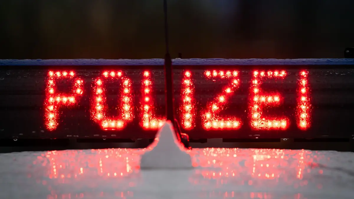 Mann hantiert mit Schreckschusswaffe und erhält Anzeige: ARCHIV - 22.03.2024, Brandenburg, Trebbin: Der Schriftzug „Polizei“, aufgenommen während einer Verkehrskontrolle. (zu dpa: «Mann hantiert in Bernau mit Schreckschusspistole - Anzeige») Foto: Soeren Stache/dpa +++ dpa-Bildfunk +++