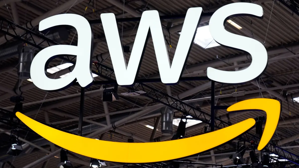 Firmenlogo von AWS, aufgenommen am Pressetag bei der Auto- und Verkehrsmesse IAA in der Messe München. Das Technologieunternehmen Amazon Web Services (AWS) will langfristig Milliarden in den Aufbau von IT-Infrastruktur in Brandenburg investieren. (zu dpa: «Amazon will als Cloud-Anbieter enorm in Brandenburg investieren») +++ dpa-Bildfunk +++