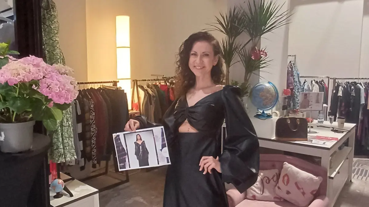 Schauspielerin Theres Eglinski ist in ein Lederkleid geschlüpft, das schon bei Germany’s Next Topmodel (GNTM) eine Rolle spielte.