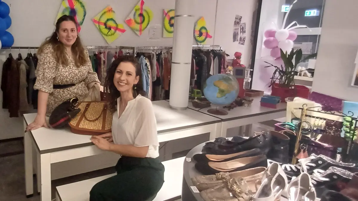 Ladenbesitzerin Ekaterina Inashvili (l.) und Schauspielerin Theres Eglinski im neuen „Second Hand in the City Club Shop“ am Potdamer Platz.