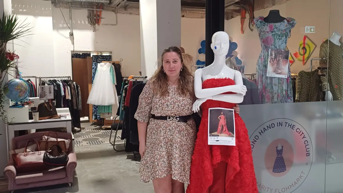 Ekaterina Inashvili in ihrem neuen Laden für Second-Hand-Mode am Potsdamer Platz.