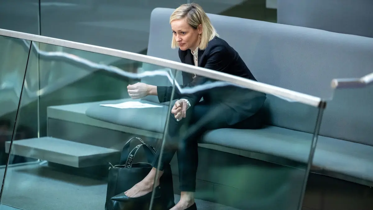 Bundestag: 16.05.2024, Berlin: Louisa Specht-Riemenschneider verfolgt von der Besuchertribüne ihre Wahl zur Datenschutzbeauftragten der Bundesbeauftragten für den Datenschutz und die Informationsfreiheit (BfDI) im Bundestag. Foto: Michael Kappeler/dpa +++ dpa-Bildfunk +++