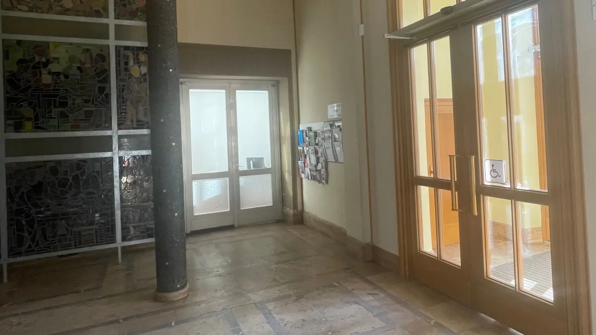 Im Rathaus in Eisenhüttenstadt wird im Foyer ein nur Service eingerichtet. Ziel ist es unter anderem, lange Wartezeiten auf Termine zu verkürzen.