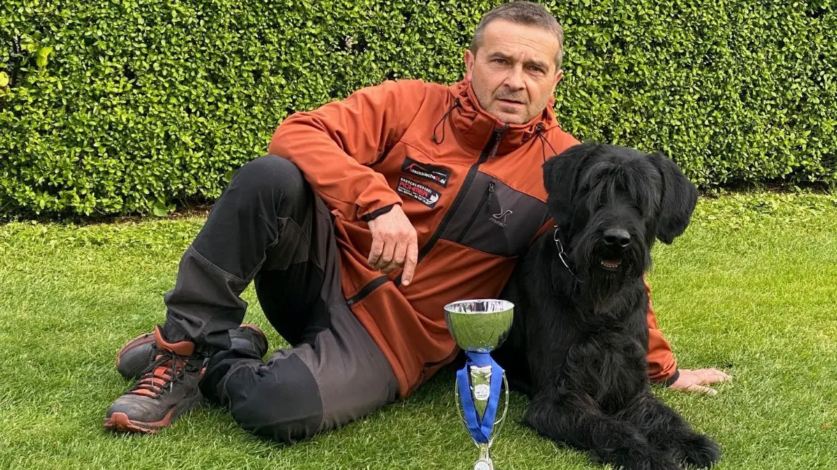Ganz in Familie: Mario Will mit seinem Riesenschnauzer Marouk vom Hatzbachtal, mit dem der Bliesdorfer brandenburgischer Vize-Landesmeister geworden ist.