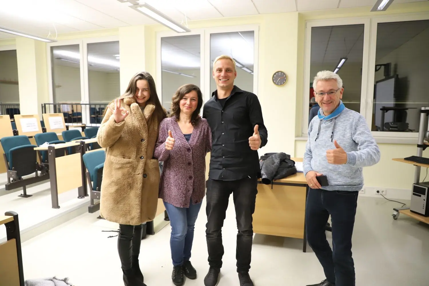 Teststunde bestanden: Isabel, Olivia und Sascha aus dem Gebärdensprachkurs finden, dass sich Mike Bischoff gut geschlagen hat.