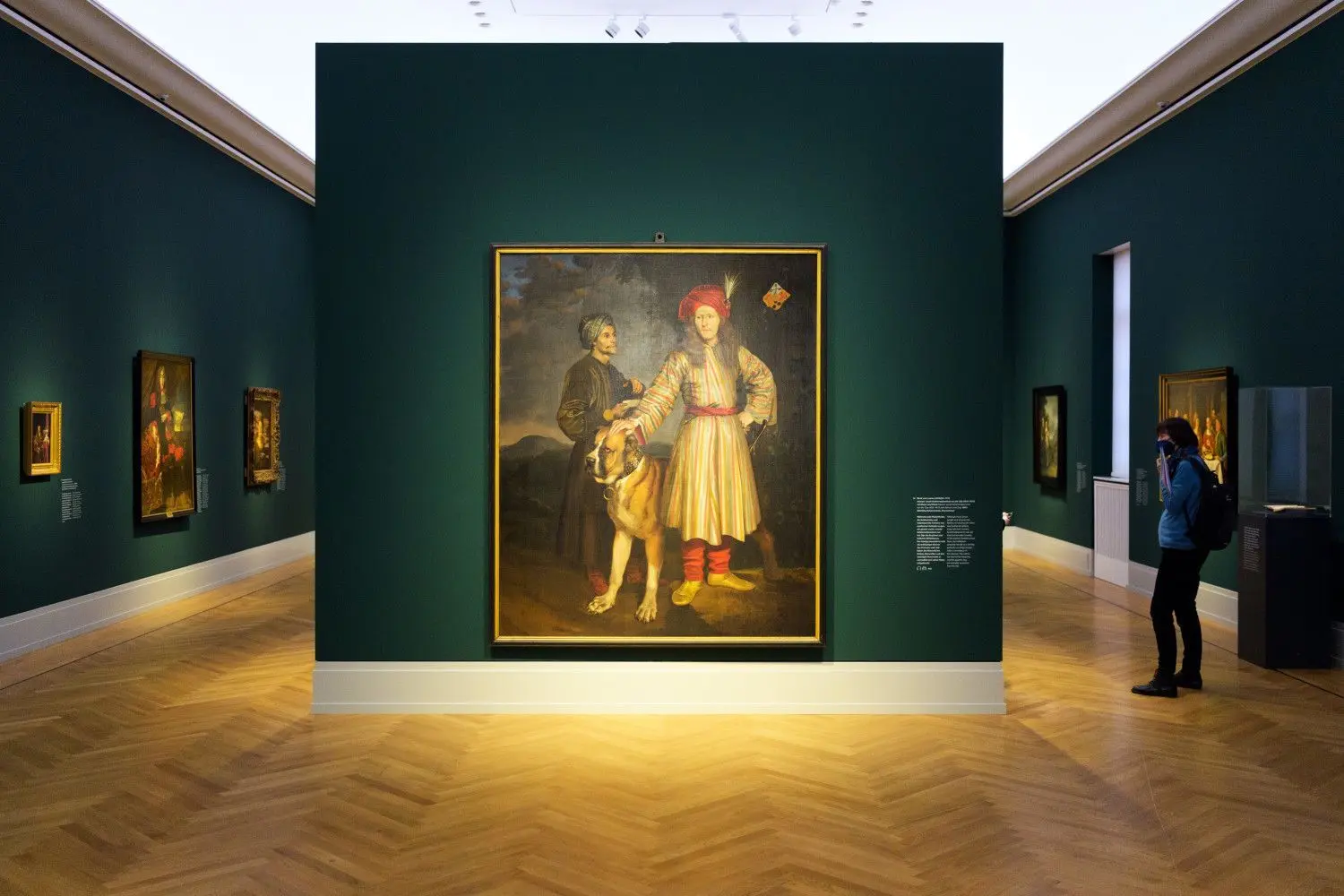 Brandenburg, Potsdam: "Rembrandts Orient" im Museum Barberini die Bilder. In der Mitte hängt das Gemälde ·Assueer Jacob Schimmelpenninck van der Oije mit Diener und Hund· (1660) von Dirck van Loonen. Die Eröffnung der Ausstellung ist am 13.03.2021 mit Publikum geplant.