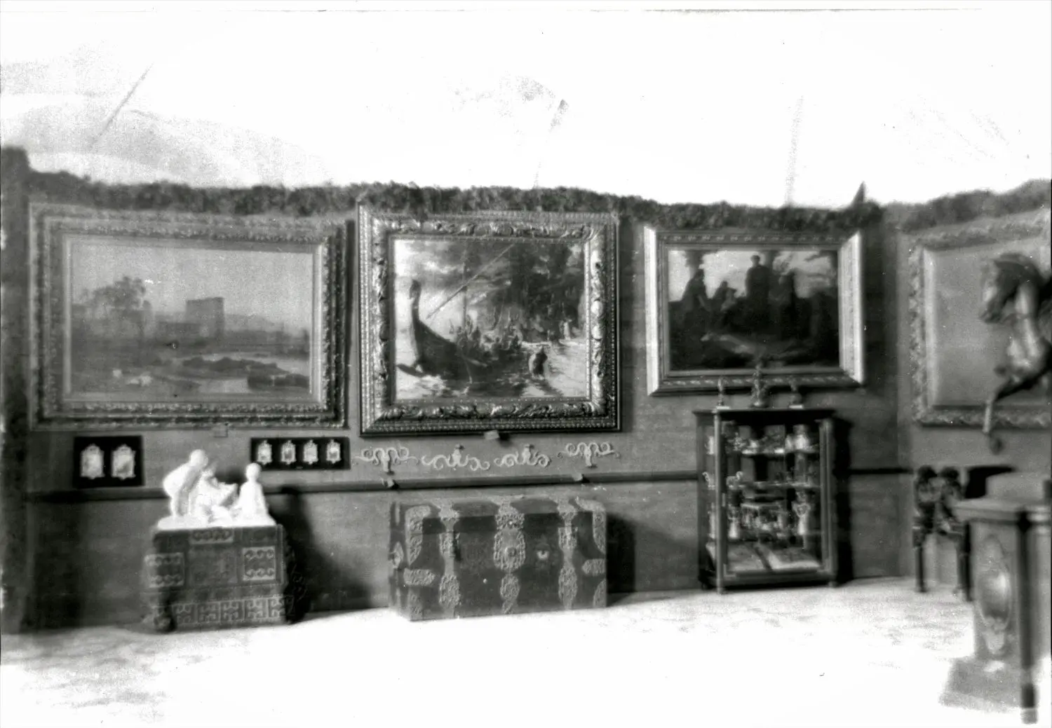 Großzügig ausgewählt: Blick in den Ehrensaal der ersten Kunstausstellung des Kunstvereins unter dem Titel „Kunstwerke aus Privatbesitz“ im Mai 1902 in der großen Rathaushalle.