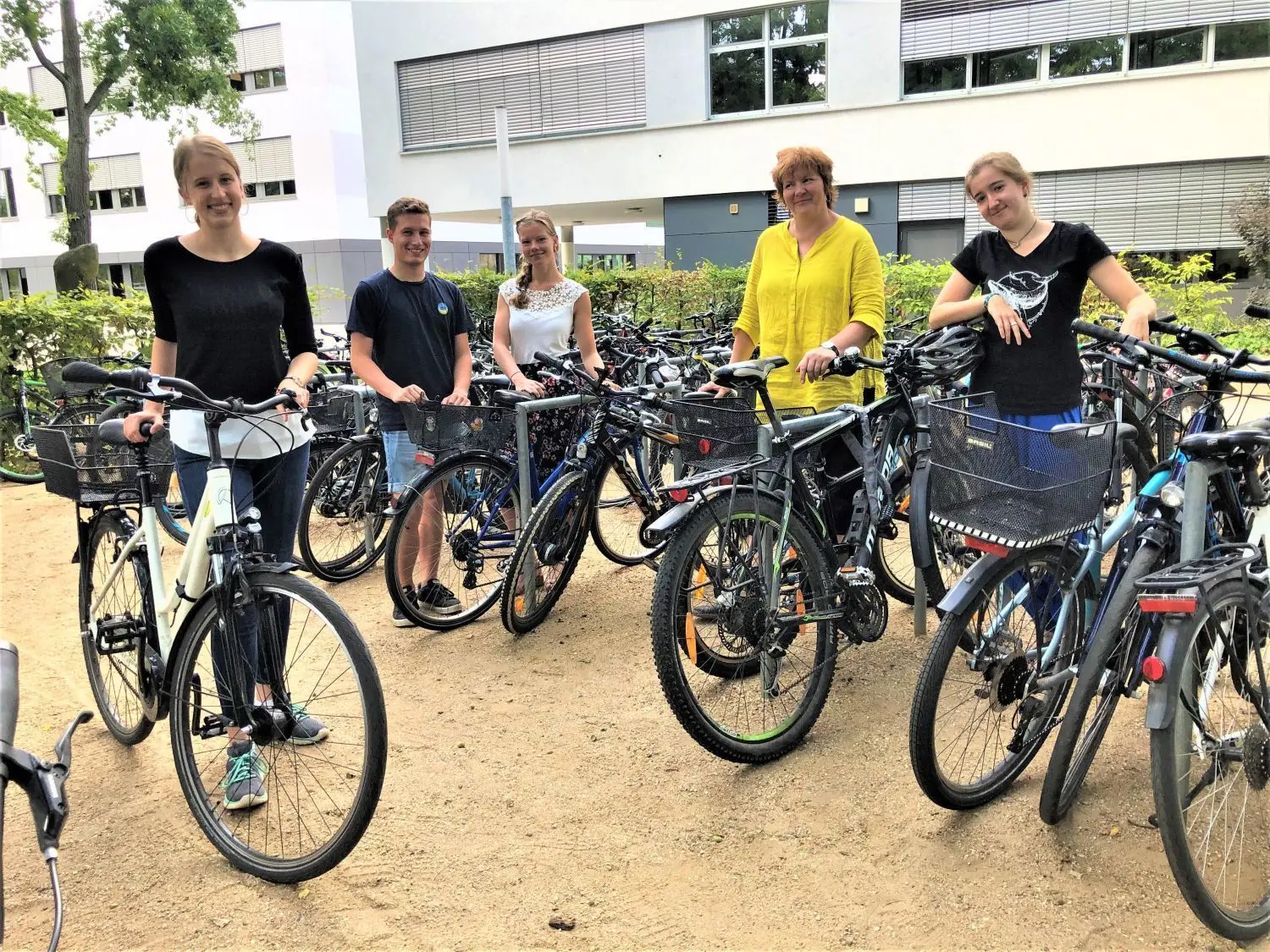 Schüler und Schülerinnen des Bechstein-Gymnasiums Erkner: 2020 machte sich ein Team im Rahmen des „Yes-Projekts“ konzeptionelle Gedanken  zu "Fahrradautobahnen". Victoria Knoth (v.l.), Maurice Heilmann, Amelie Fehrmann, Gabi Wey (Lehrerin), Tine Friede am Schul-Radparkplatz (Archivbild).