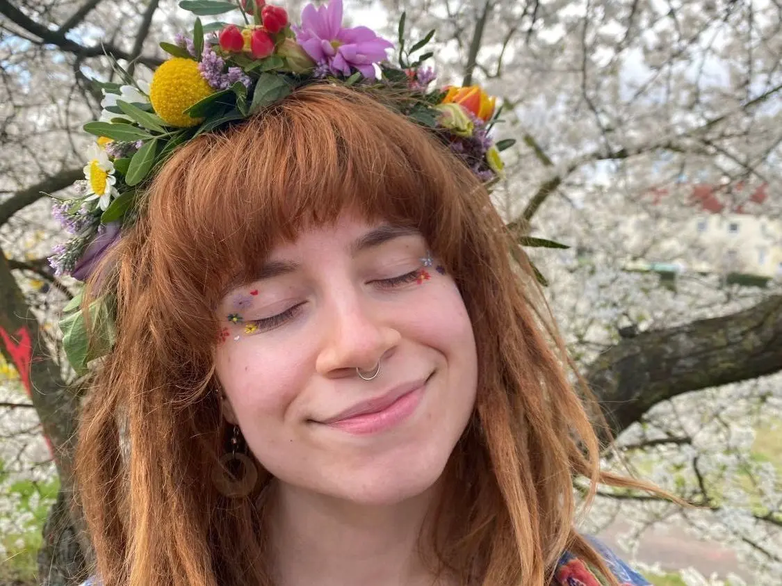 Xenia Albrecht, Abiturientin am Louise-Henriette-Gymnasium kam in der Mottowoche als Hippie in die Schule.