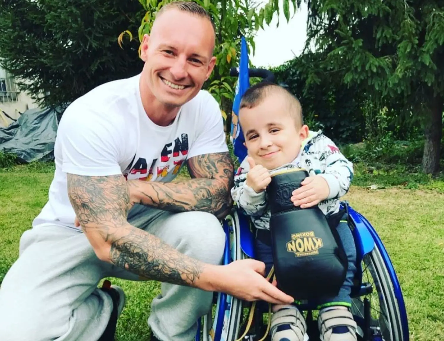 Sportler mit Herz: Seit 2015 ist Denny Heidrich Mitglied des Kolibri-Vereins, der krebskranken Kindern und ihren Familien hilft. Hier im Bild ist er mit Maciej vom Helios in Buch zu sehen.