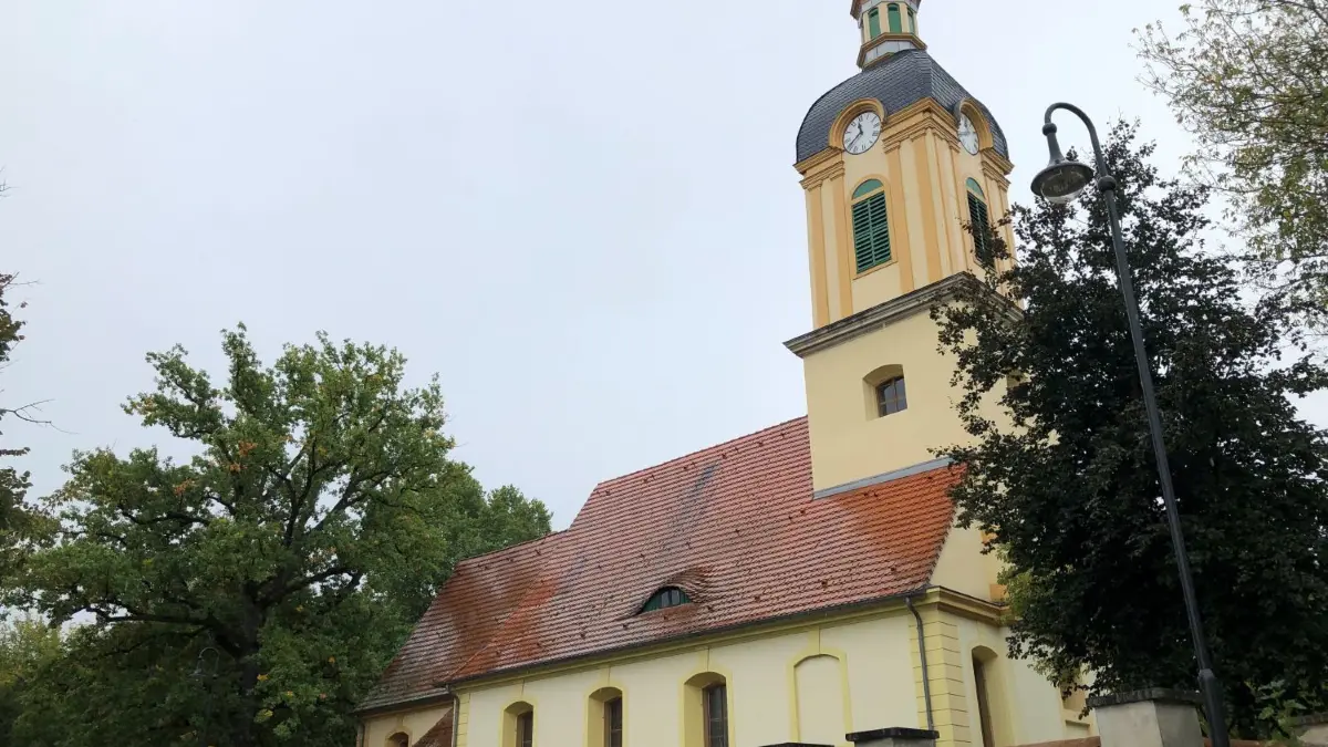 Nach der Hochzeit in den Park? Im Schlosspark auf der Seite der Schlosskirche will die Gemeinde eine Fläche unter freiem Himmel gestalten, die zum Beispiel Hochzeitsgesellschaften nutzen können. Die Gemeinde will einem häufig geäußerten Wunsch entgegenkommen.
Schöneiche, 28.9.2021 Gute Stube von Schöneiche: Bei der Schlosskirche und im Schlosspark will die Gemeinde neue Aufenthaltsflächen gestalten,