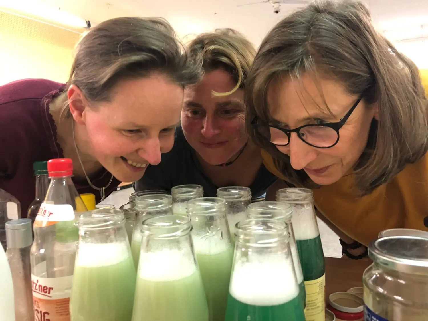 9. März: Unter Anleitung von Nicole Bachmann und Joana Ohme findet im Mühlentreff ein Leser-Workshop zu nachhaltigen Haushaltsmitteln statt. Produziert werden ökologisch korrekte Badekugeln, Spül- und Waschmittel sowie Honigwachstücher.