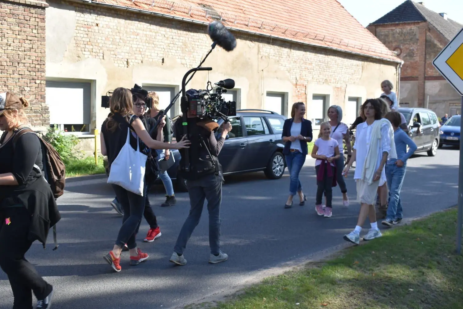 Die Blumenower Dorfstraße in ein Filmset verwandelt: Schlüsselszenen für den Spielfilm „Glück“ entstanden 2019 beim Erntefest im Fürstenberger Ortsteil.