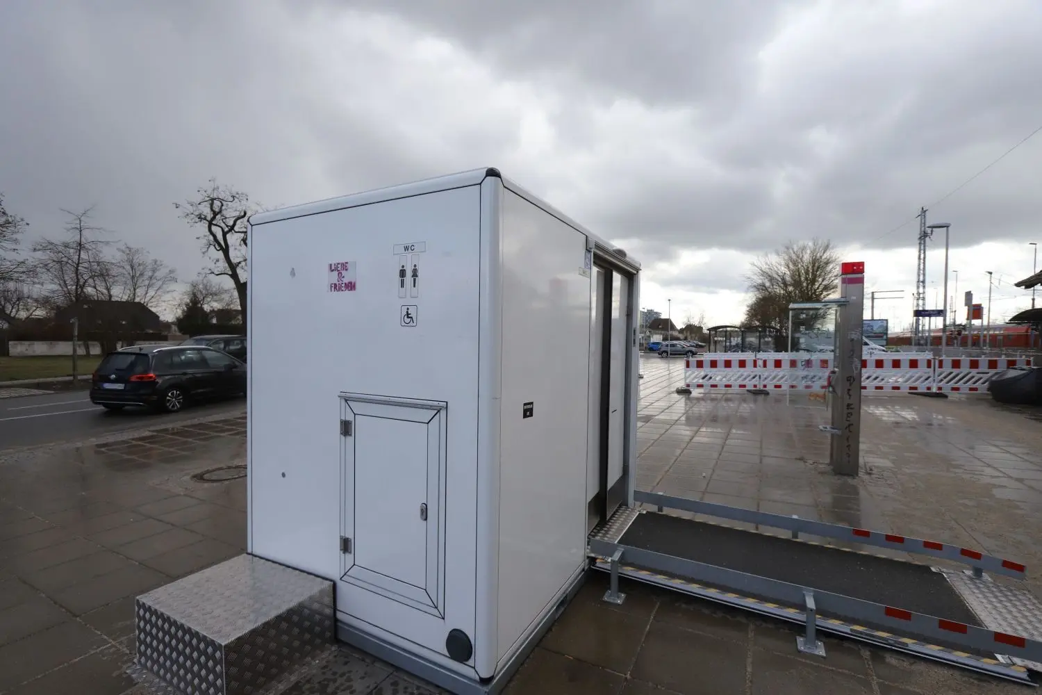 Immer wieder Ziel von Graffiti-Schmieren: Die provisorische Toilette auf dem Bahnhofsvorplatz in Eisenhüttenstadt wird ständig verunstaltet.