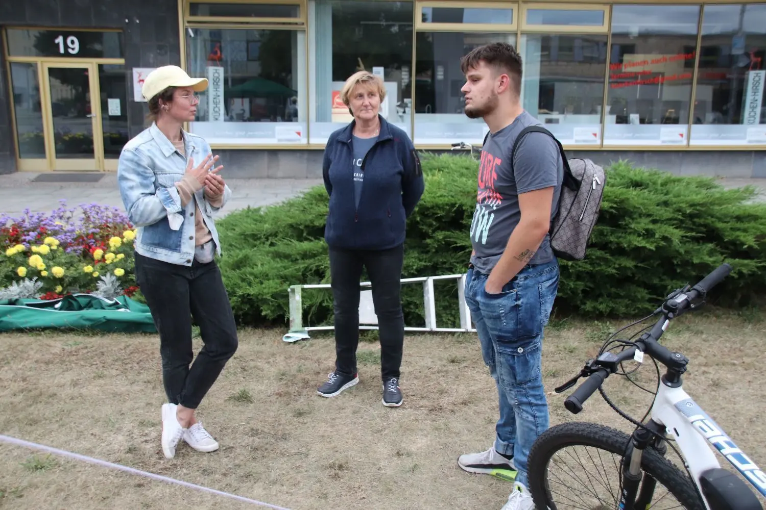 Diskussion mit Bürgern (links Initiatorin Natalie Obert, in der Mitte Heike Gunkel (Volkssolidarät)