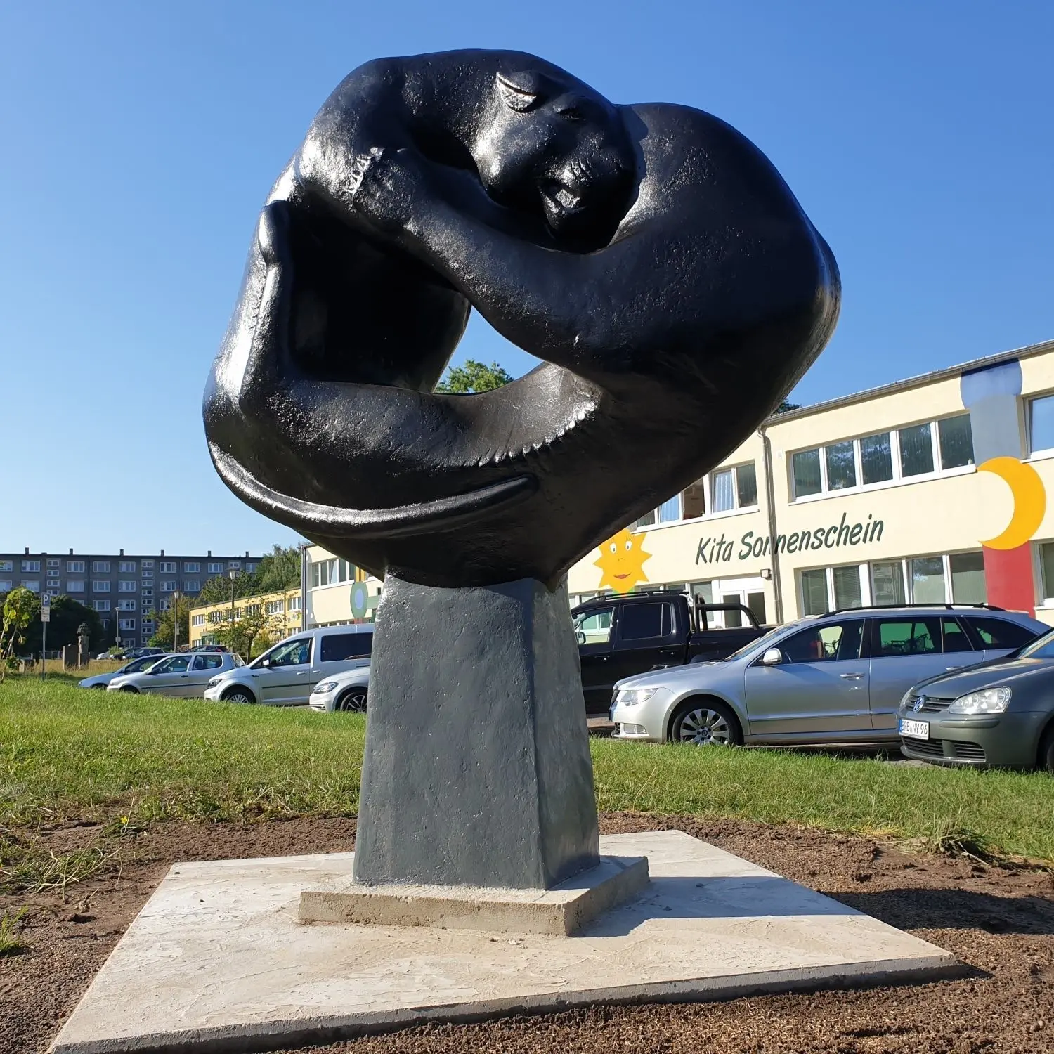 „Die rangelnden Panther“ haben einen neuen Platz gefunden, 100 Meter vom alten Standort entfernt.