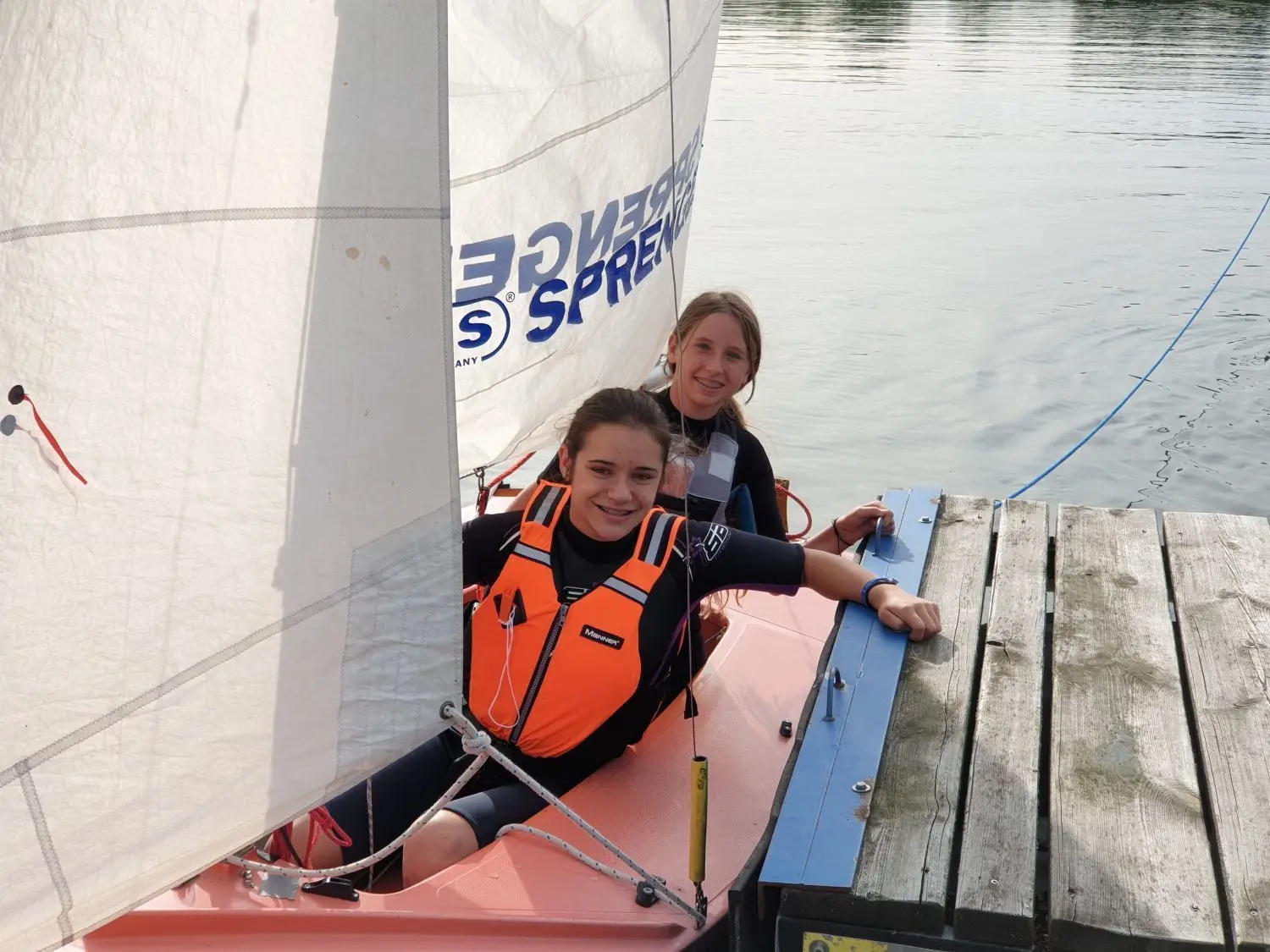Die Jugend ist mit dabei: Loreley Baites und Emilia Hoffmann sind begeisterte Seglerinnen und hoffen, dass es bald mehr junge Gesichter bei den Müllroser Seglern gibt.