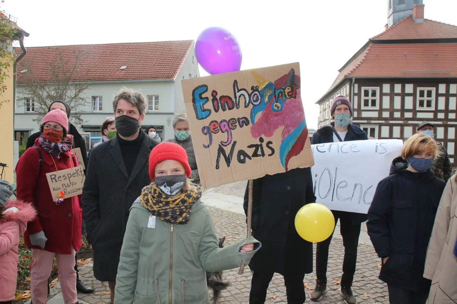 "Einhörner gegen Nazis“: Irma will mit ihrem Transparent ein Zeichen setzen.