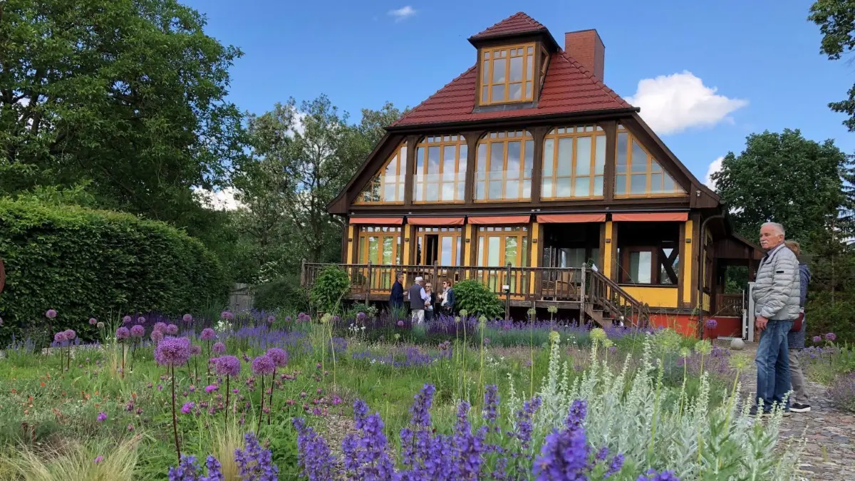 Das Gründerhaus der ehemaligen Kunsthandwerkersiedlung wurde von Georg Heyer erbaut. Es befindet sich in der Straße „Am See 16“.
Neuruppin, Gildenhall, Hereinspaziert anlässtlich 100 Jahre Kunsthandwerkersiedlung Gildenhall, Gründerhaus von Georg Heyer, Am See 16