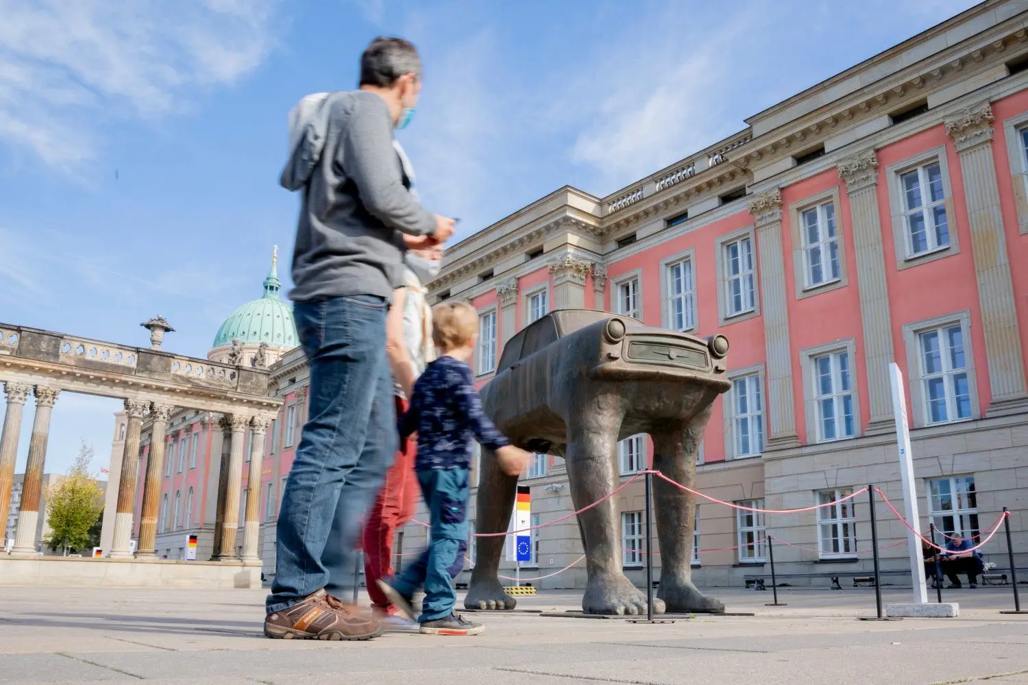 Eine Familie schaut sich die Trabi-Skulptur «Quo Vadis» des tschechischen Künstlers David Cerny an, welche Teil der Freiluftausstellung EinheitsEXPO ist. Potsdam als Brandenburger Landeshauptstadt ist in diesem Jahr Gastgeber der zentralen Feierlichkeiten zum Tag der Deutschen Einheit.