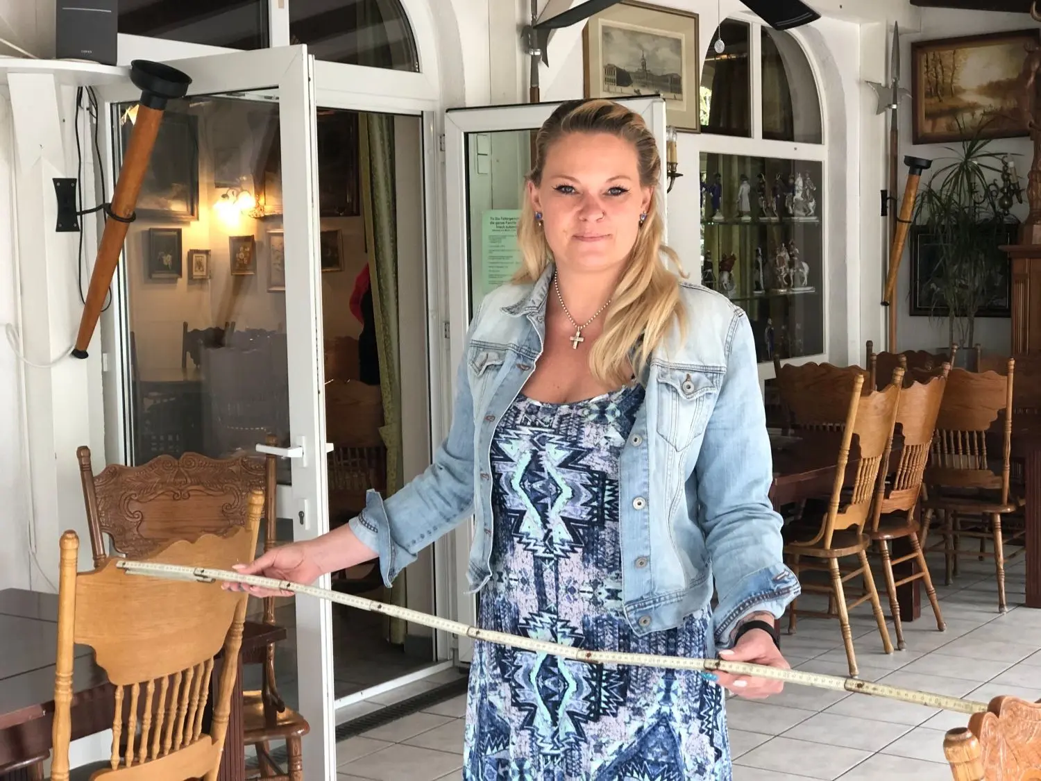 Frühjahr: Das Schildower Hotel-Restaurant Normandie leidet ebenso wie die Kollegen in der Branche unter den Einschränkungen wegen der Corona-Pandemie. Isabelle Leroiser richtet im Frühjahr die Bestuhlung neu aus, damit der Mindestabstand gewährleistet werden kann.