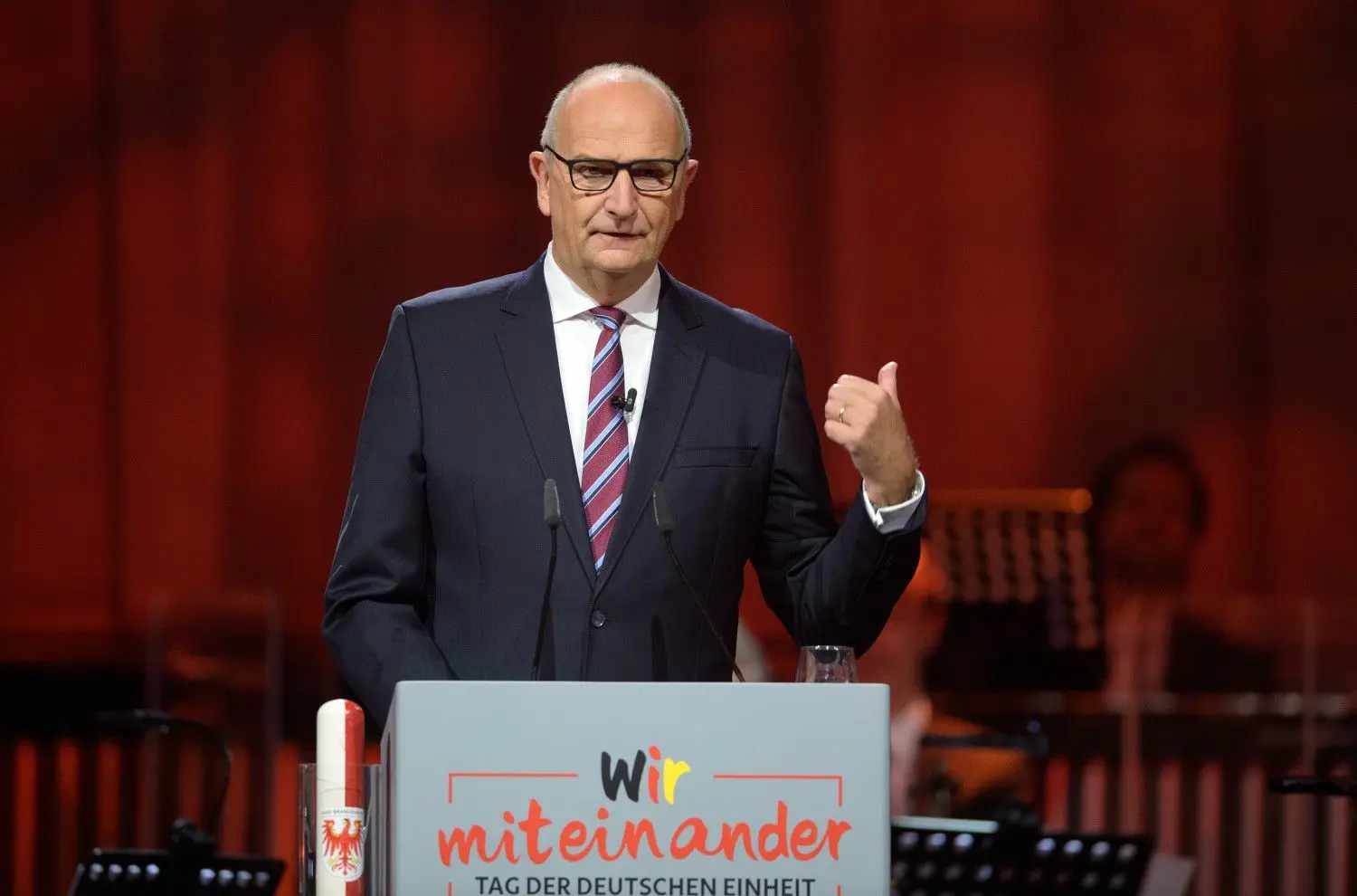 Dietmar Woidke (SPD), Präsident des Bundesrates und Ministerpräsident von Brandenburg, spricht in der Metropolis-Halle zum Festakt zum 30. Jahrestag der Deutschen Einheit.