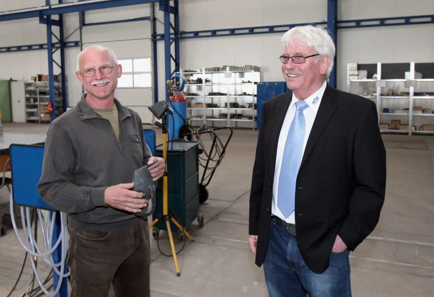 Heinz Heckmann (r.) bei einem Besuch bei der Heckmann Stahl- und Metallbau Ost GmbH in Eisenhüttenstadt im Jahr 2012
