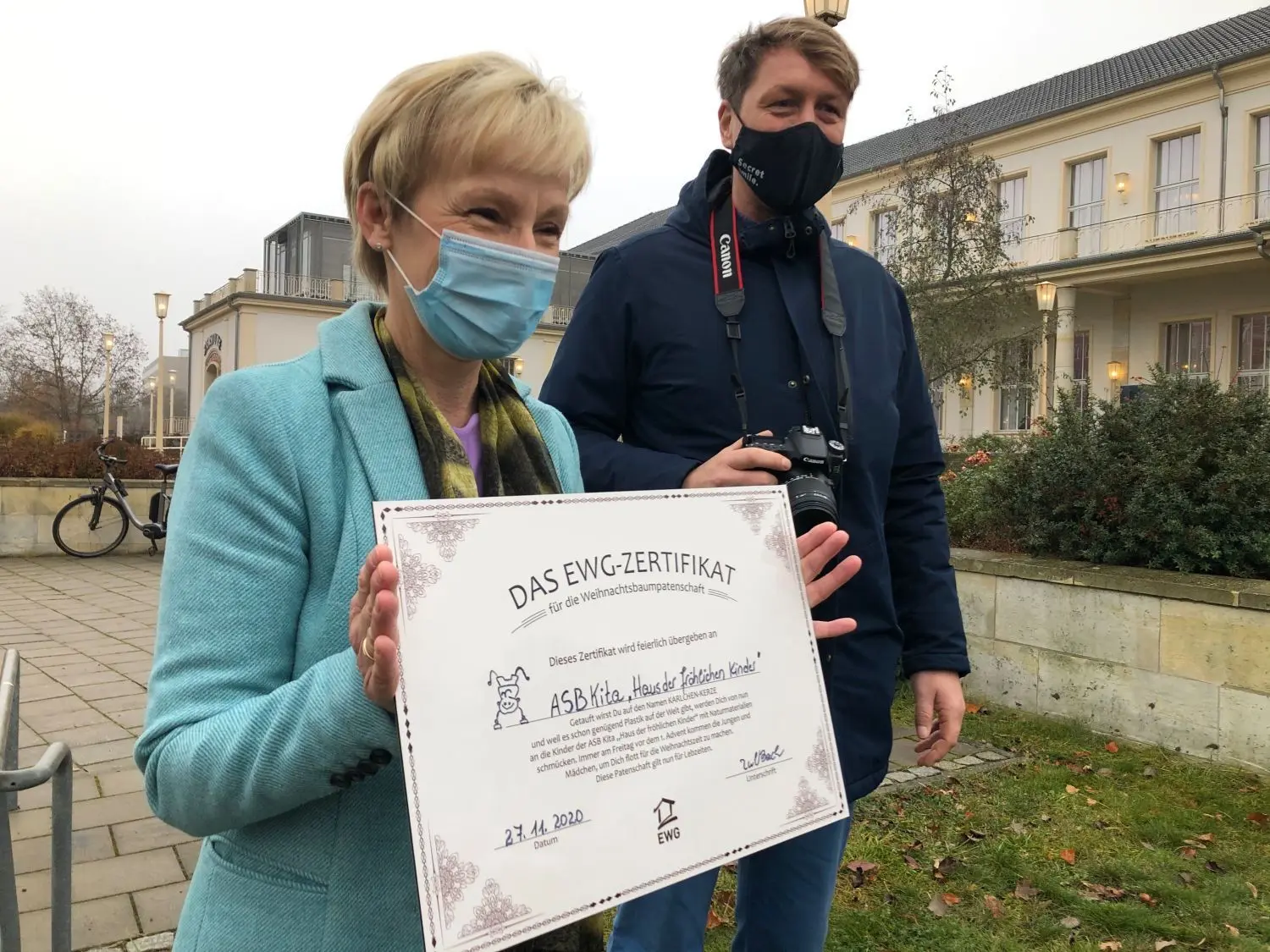 Verena Rühr-Bach, die Vorstandsvorsitzende der EWG, überreicht der ASB-Kita das Patenschaftszertifikat.