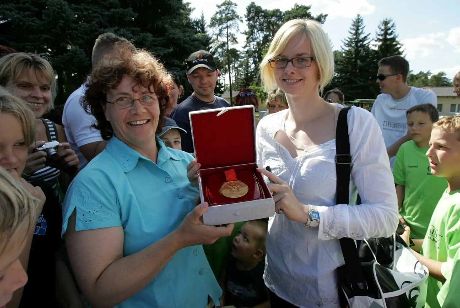Doppel-Olympiasiegerin Britta Steffen (Schwimmen) wurde im Sommer 2008 im Schwedter Waldbad unter anderem von ihrer ehemaligen Trainerin Catrin Marschalek empfangen und präsentierte eine ihrer in Peking gewonnenen Goldmedaillen.