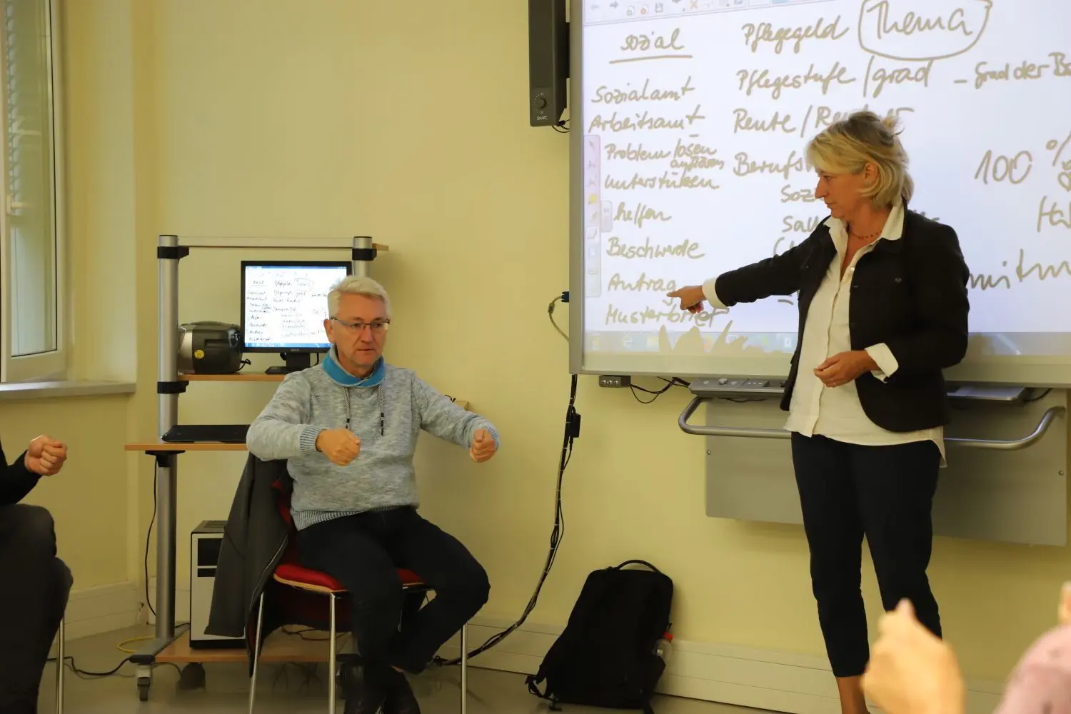 Antrag einreichen: Kursleiterin Astrid Gehring fragt Mike Bischoff ab, wie er diesen Vorgang zeigen würde.