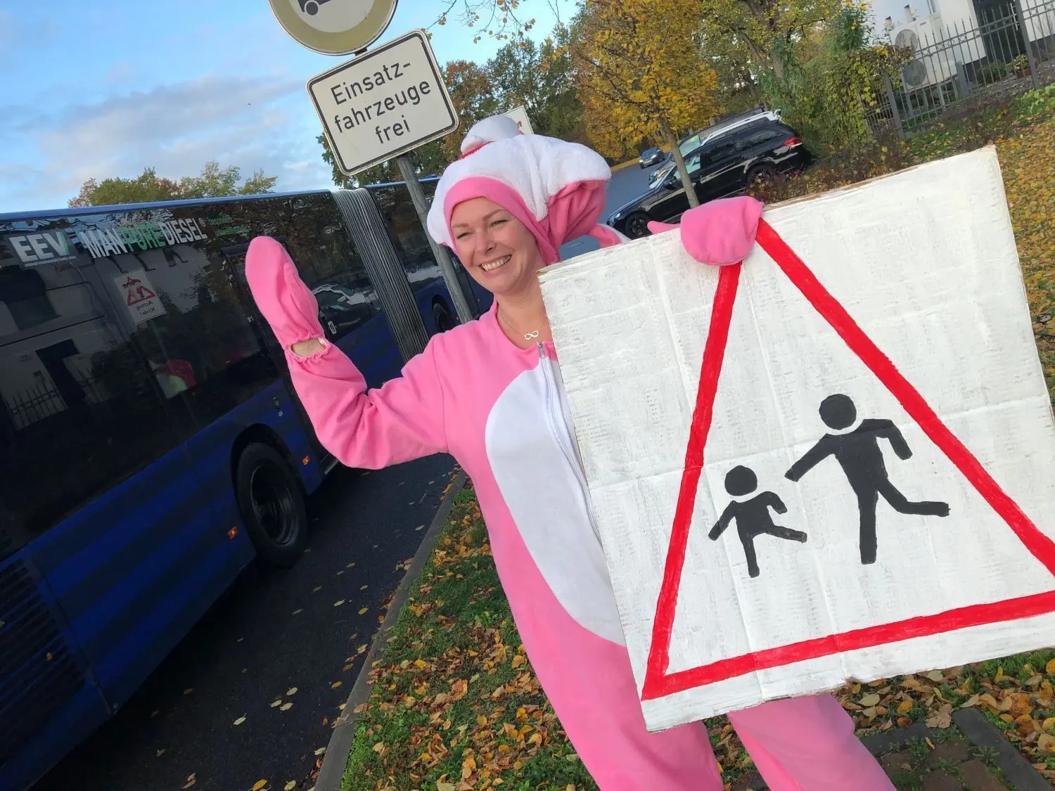 29. Oktober: In bunten Kostümen machen Eltern an der Mühlenbecker Käthe-Kollwitz-Grundschule auf die unübersichtliche Verkehrslage aufmerksam. Sie fordern mehr Sicherheit für die Kinder. Politiker blieben der Demonstration fern.