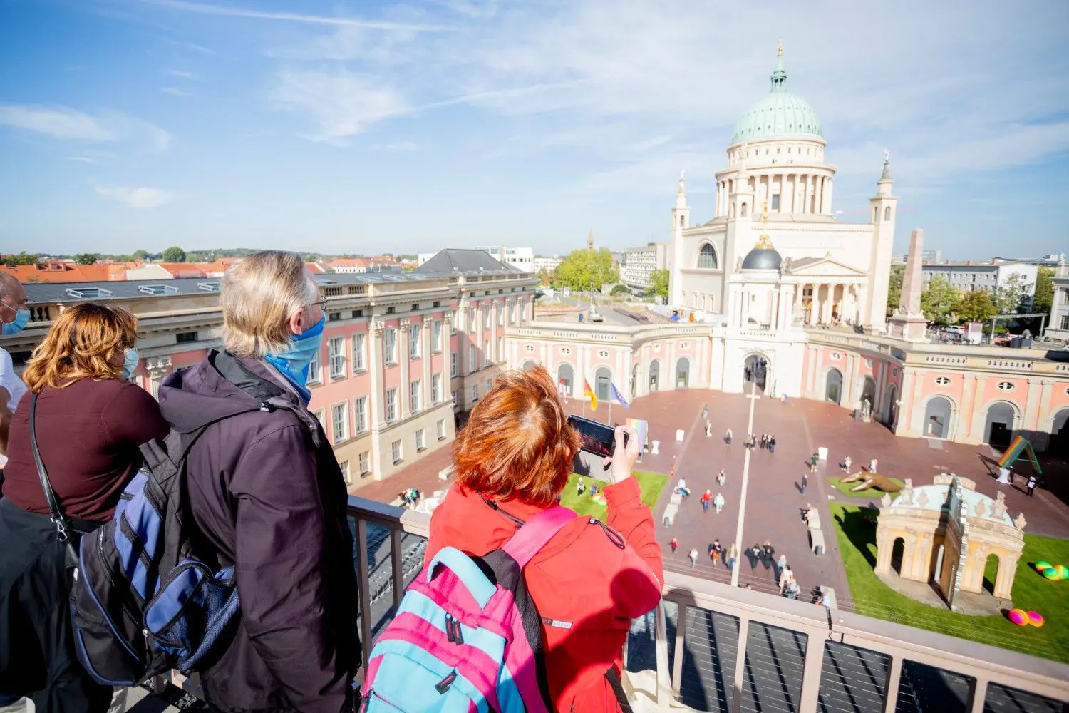Besucher schauen von der Dachterrasse des anlässlich der zentralen Feierlichkeiten zum Tag der Deutschen Einheit für Besucher geöffneten Landtages von Brandenburg auf das Fortunaportal und die St. Nikolaikirche Potsdam. Potsdam als Brandenburger Landeshauptstadt ist in diesem Jahr Gastgeber der zentralen Feierlichkeiten zum Tag der Deutschen Einheit.