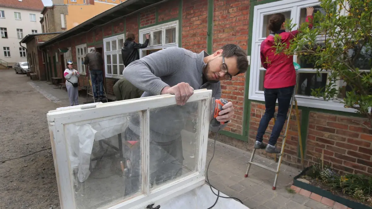 Der Verein „Brot und Hoffnung“, der in Eberswalde die Suppenküche und die Tafel betreibt, lebt vom Ehrenamt. Hier Ken Krajewski beim Freiwilligentag 2019.
Freiwilligentag in Eberswalde am 4.05.2019. Hier Suppenküche .Vorn Ken Krajewski ( 29) der vor einem JAhr von Berlin nach Ebersalde zog und spontan vorbei kam, um zu helfen. Er schleift Farbe von Fensterrahmen.
