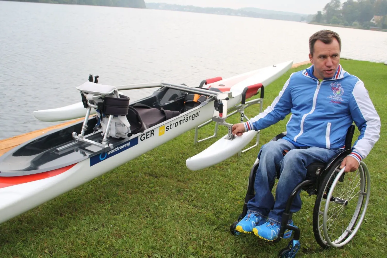 Einer der ersten: Enrico Schildberg war Mitbegründer der Sportgruppe für Meschen mit Handicap beim Rüdersdorfer Ruderverein Kalkberge. Hier ist er mit dem Spezialkatamaran am Ufer.