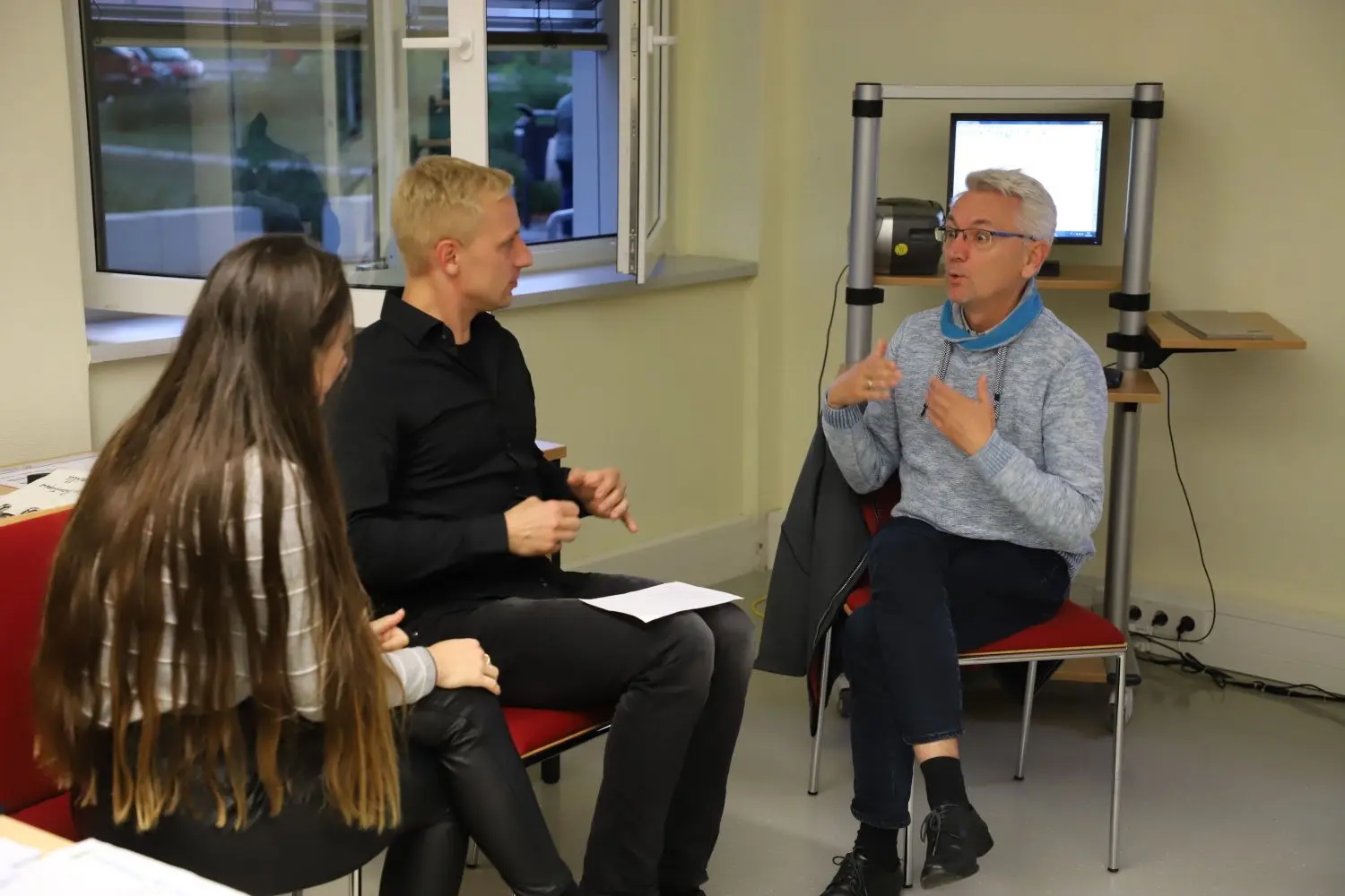 Üben und anwenden: Mike Bischoff versucht die Kommunikation mit Augen und Händen.