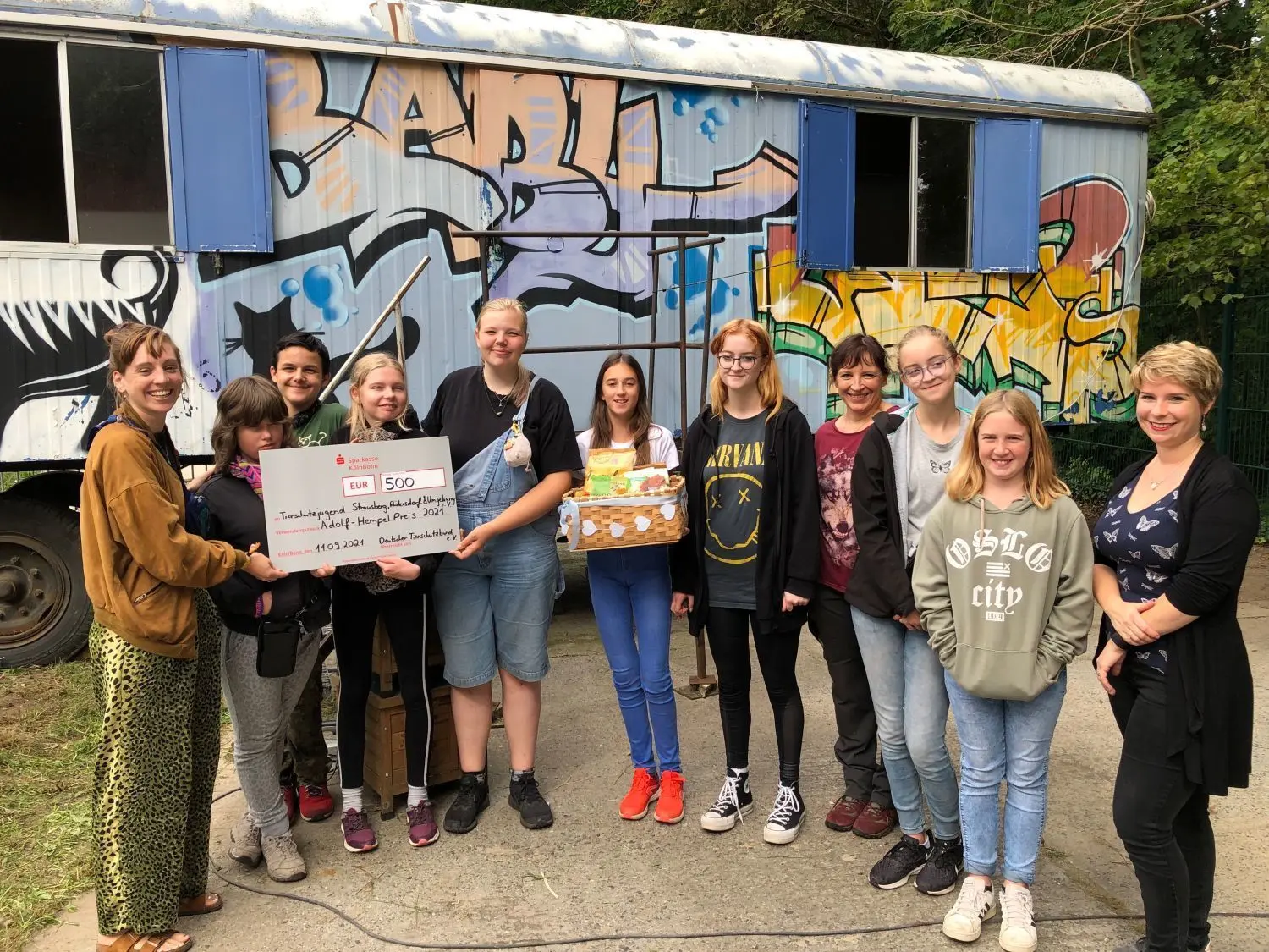 Katzenstation des Tierschutzvereins in Rüdersdorf: die Jugendgruppe „vier Pfoten“ mit Scheck und Korb vom Bundesverband