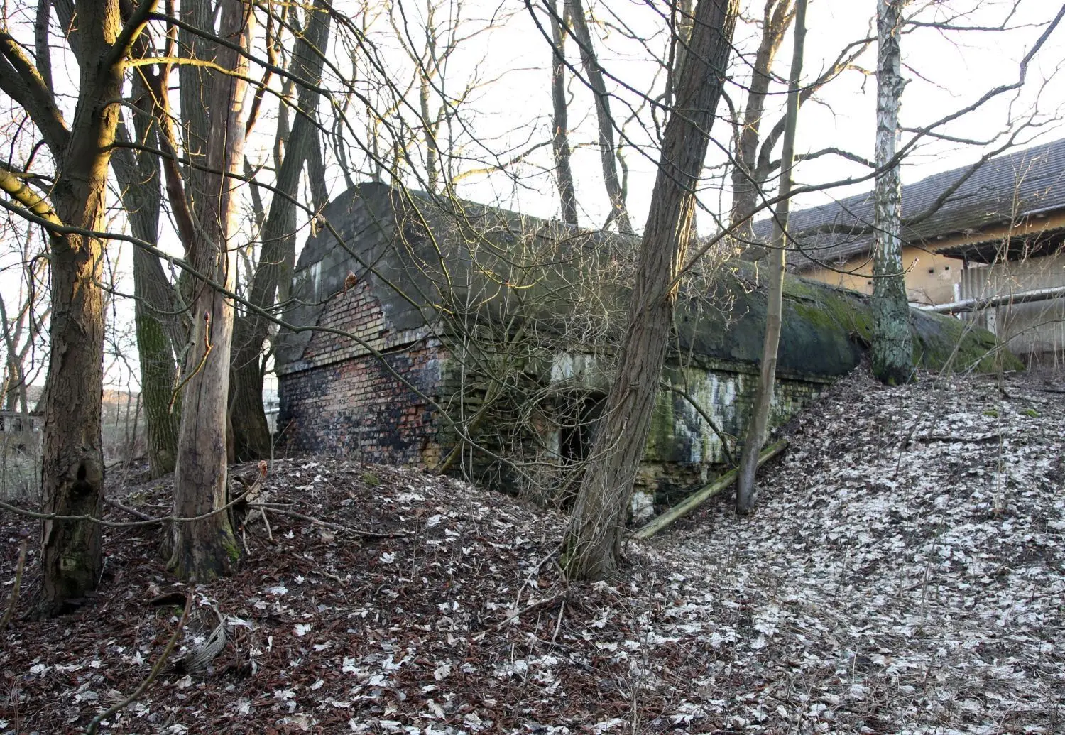 Versteckter Bau: Ein Bunker gehört ebenfalls zum Areal. Er befindet sich gleich neben Schloss und Stall des Guts.