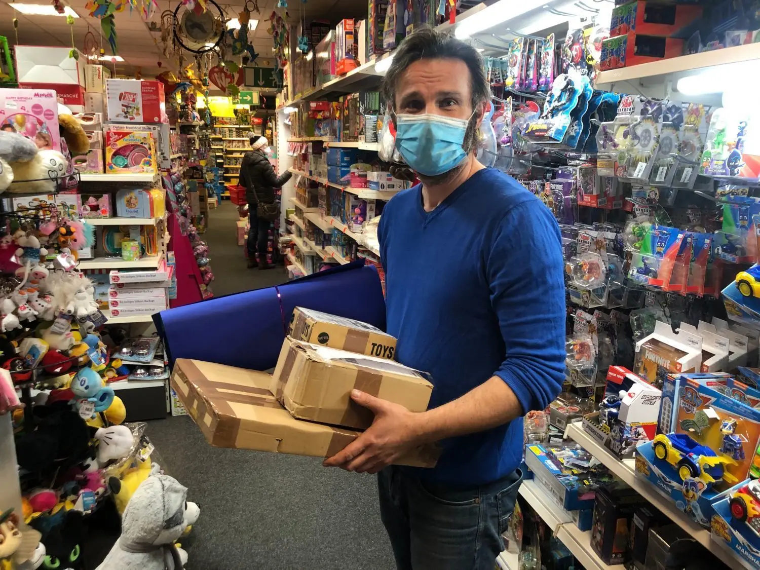 Für Riccardo Koch von „Nani‘s Kinderparadies“ in Oranienburg sind die Tage vor Weihnachten die wichtigsten Jahr. Sein vergleichsweise gut laufender Online-Shop kann die Verluste aus dem stationären Geschäft aber nicht auffangen.