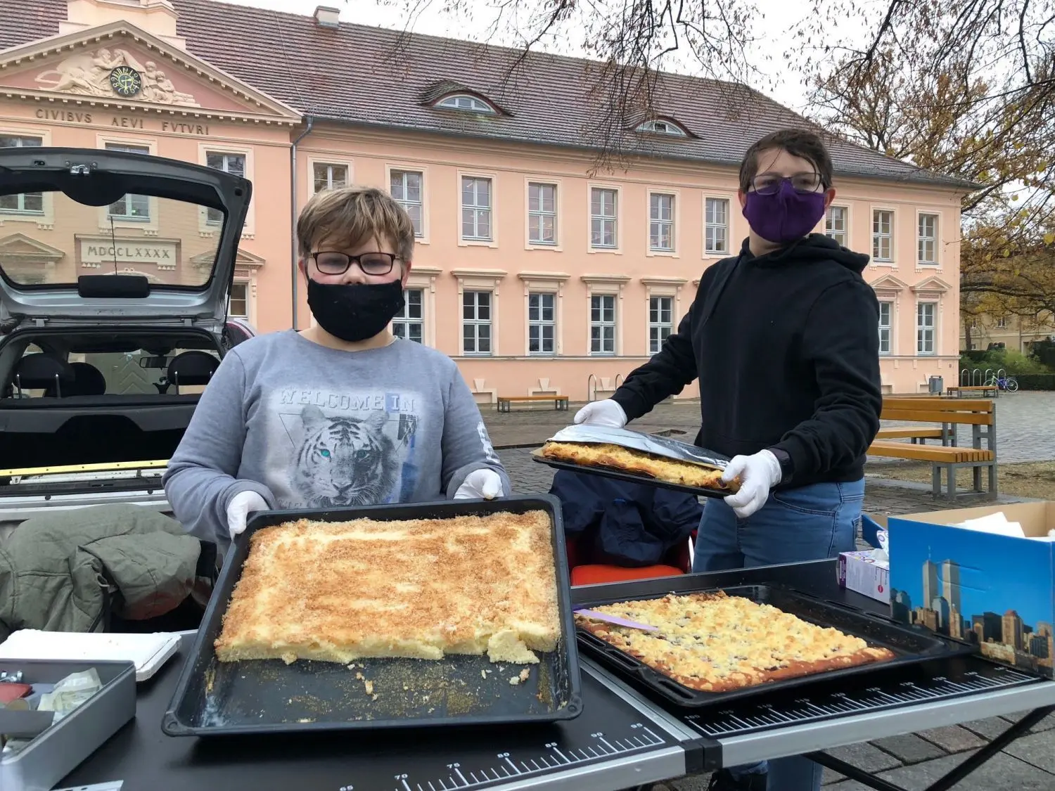 Kuchenbasar auf dem Schulplatz: Fabien Rogge und Felix Kayser haben auf dem Schulplatz in Neuruppin selbstgebackenen Kuchen verkauft. Das Geld wird nach Palma gespendet, um die dortige Essensausgabe zu unterstützen.