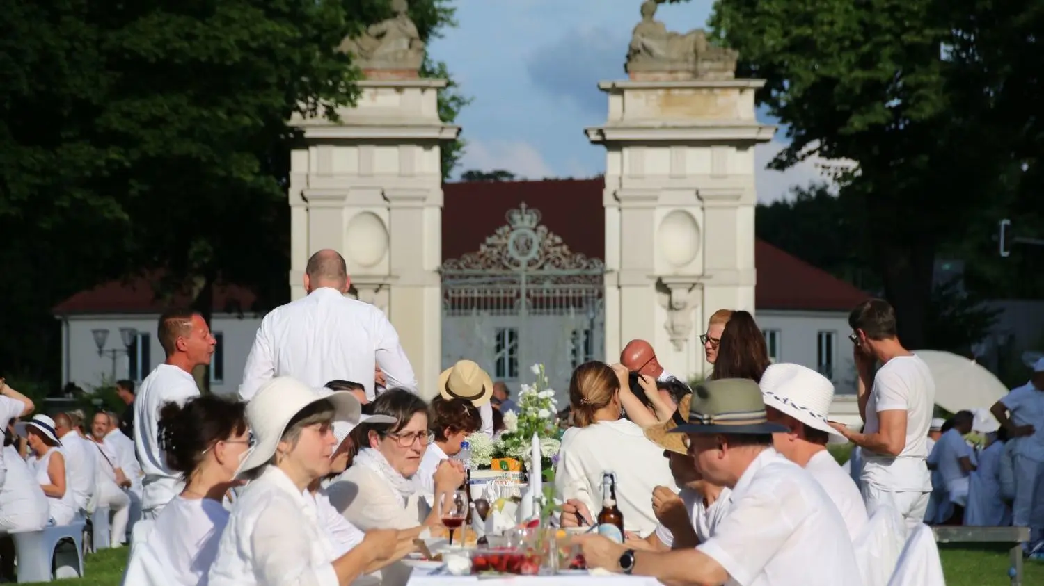 Picknick in Weiß im Schlosspark Oranienburg am 7. Juli 2021