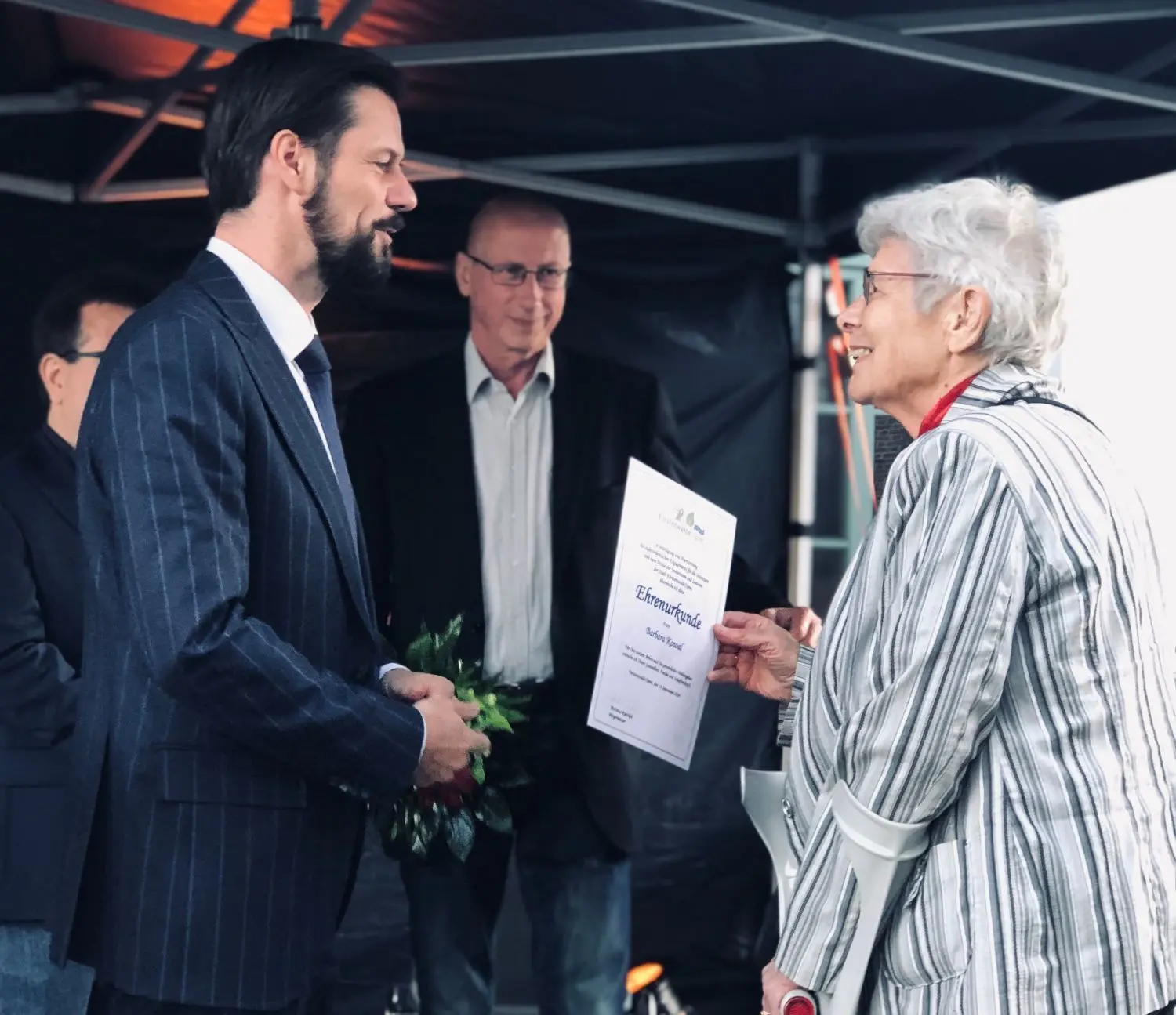 Barbara Kowal ist sei Anfang der 90 Jahre Mitglied der AG Senioren "Die Linke", aktives Mitglied des Seniorenbeirats und bringt sich aktiv beim Frauentag, der Weihnachtsfeier und zum 1. Mai ein. Bürgermeister Matthias Rudolph überreichte ihr die Ehrenurkunde.