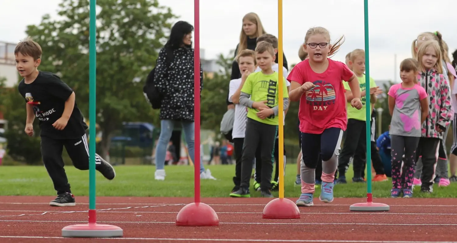 Schwedt, 02.09.2020, Kinderolympiade Wieselflink und Bärenstark, Kästner-Schüler beim Schlängellauf