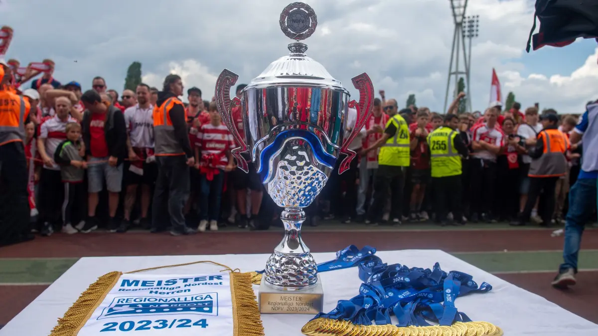 RLNO Hertha BSC II — Energie Cottbus 2023/24: Fussball, Herren, Saison 2023/24, Regionalliga Nordost (34. Spieltag), Hertha BSC II - FC Energie Cottbus, Cottbus feiert den Aufstieg in die 3. Liga, Pokal, Wimpel und Medaillen, 19.05. 2024, Foto: Sebastian Räppold / Matthias Koch