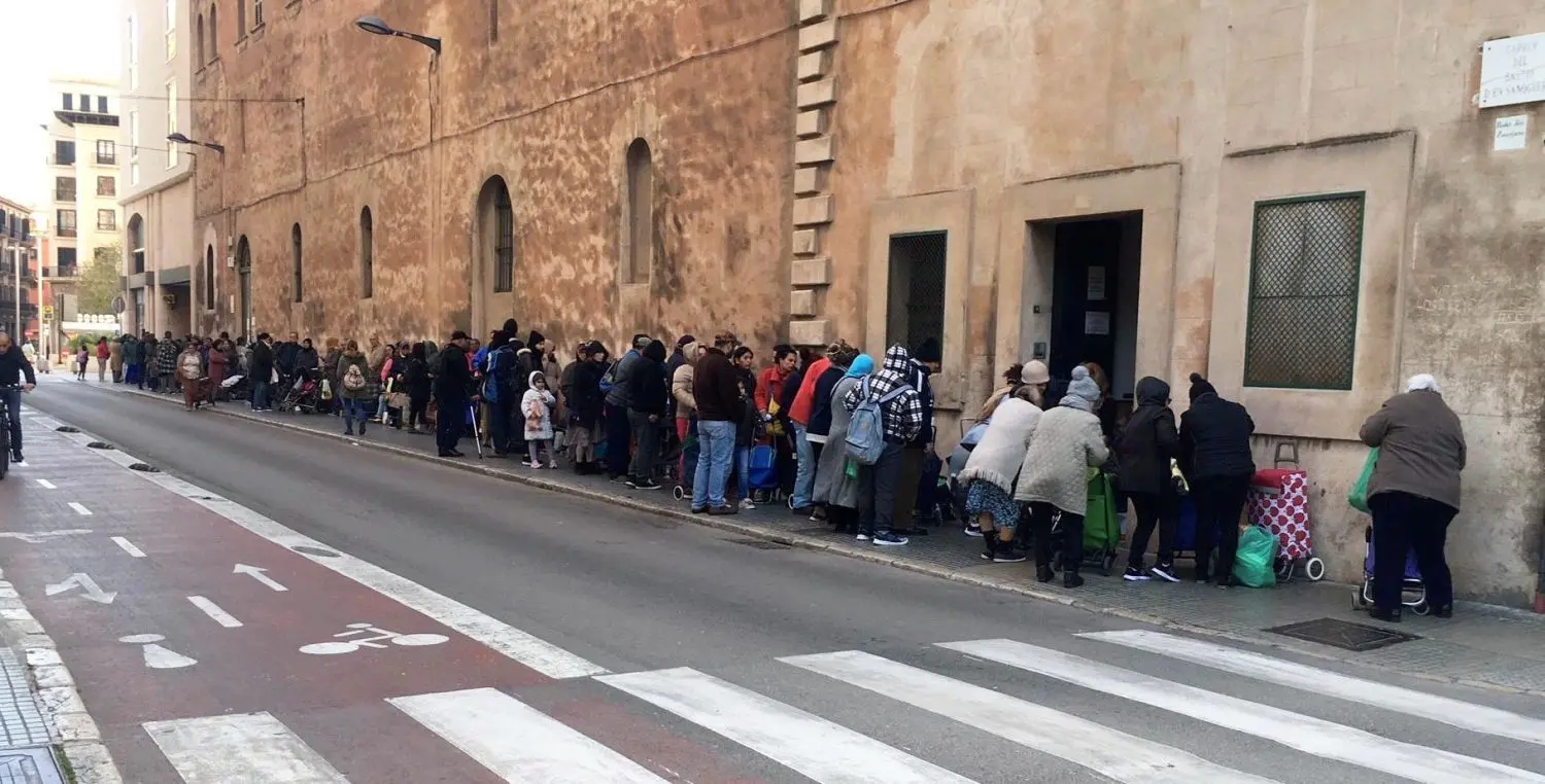 Wo sonst Touristen durch die Gassen von Palma schlendern, standen bereits im Frühjahr viele Menschen bei der Tafel an. Durch die Corona-Auflagen müssen nun aber auch dort die Abstände eingehalten werden.