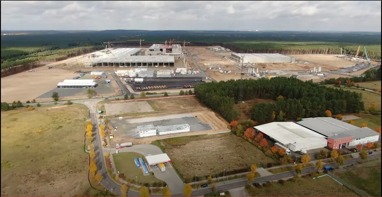 Rasanter Fortschritt: Tobias Lindh aus Erkner gehört zur Drohnen-Community rund um die Baustelle der künftigen Gigafactory von Tesla in Grünheide. Zwei bis dreimal die Woche ist er mit seiner Drohne vor Ort und dokumentiert die Entwicklungen. Er veröffentlicht die Aufnahmen bei Twitter, Youtube und in einem öffentlichen Fotoordner.