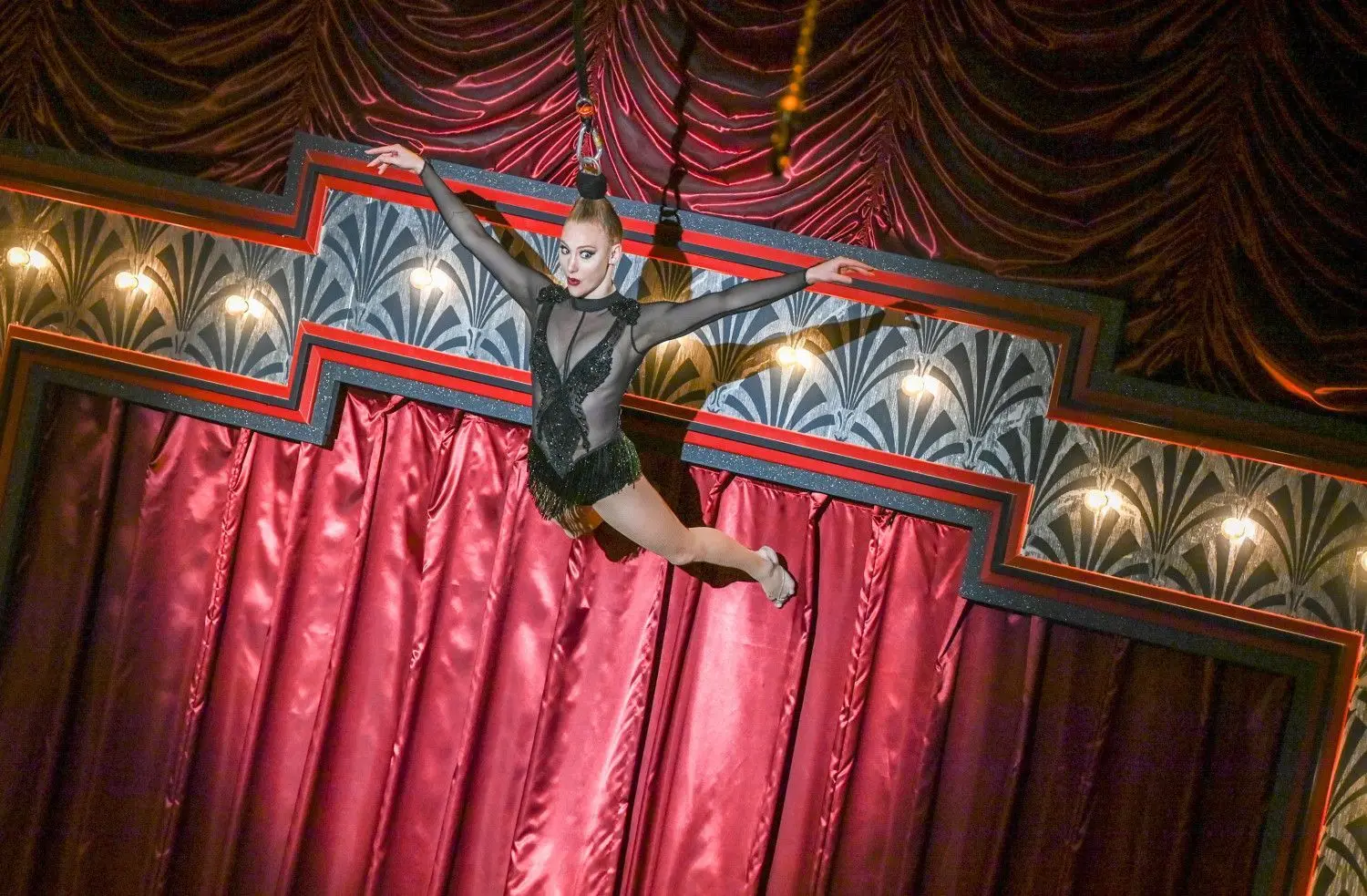 Die Künstlerin Penelope präsentiert in „Golden Years - Die 20er Jahre Varieté Revue No 2“ die Kunst des Zopfhanges. Nur an den Haaren hängend präsentiert sie einen Tanz in luftiger Höhe.